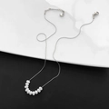 Elegante silberfarbene Halskette mit neun weißen Katzenaugenperlen an einer feinen Kette - Silber