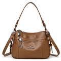 Borsa a tracolla marrone in pelle martellata con zip multiple e logo metallico a canguro - Cuoio