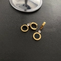 Boucles d'oreilles en titane doré avec pendentifs romains noirs et zircons étincelants - Acier titane / Or