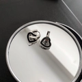 Orecchini a cerchio minimalisti con cuore in acciaio argento e smalto nero su specchio - Argento