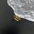 Minimalistische 18K vergulde roestvrijstalen hartjesring op zwarte stenen achtergrond - Jz-99 Titanium Stalen Hart Ring Goud