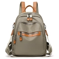 Zaino in nylon taupe con dettagli in pelle marrone e doppia cerniera argentata - Grigio