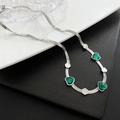 Collana a catena serpente d'argento con tre cuori smeraldo e accenti esagonali - Argento