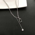 Minimalistische silberne Doppelkette mit schwarzem Rechteckanhänger und kleinem Kristall - Schwarzer Anhänger Doppelschichtiger Stil