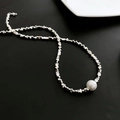 Asymmetrische Kette mit Silberstücken und einer zentralen weißen Perle für Damen - Imitierte Perlen Crushed Silber Halskette