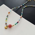Bunte Boho-Perlenkette mit einem roten Stein und goldenem Herzanhänger - Titanstahl / Bunte Herz-Perlenkette (03-A6)