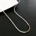 Elegante parelketting met witte parels en 18K vergulde accenten op een donkere achtergrond - Titaniumstaal / Schelpkralen Ketting (03-A18)
