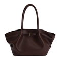Borsa tote in pelle bordeaux scuro con design a pieghe e fibbia in metallo su sfondo bianco - Marrone