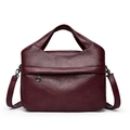 Dunkelrote Vintage-Handtasche mit Litschi-Struktur und mehreren Reißverschlüssen - Burgunderrot