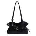 Schwarze minimalistische Schultertasche aus Lederimitat mit silbernen Schnallendetails - Schwarz