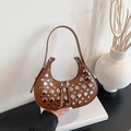 Sac sous le bras demi-lune marron avec rivets argentés et style punk vintage sur livres - Marron