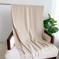Détail d'une écharpe style cachemire à carreaux beige et blanc avec bords à franges - Kaki