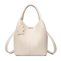Elegante borsa beige in pelle a grana litchi con ciondolo a orso e sottile tracolla - Bianco Sporco