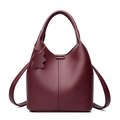 Elegante borsa a secchiello bordeaux in pelle martellata con ciondolo decorativo - Rosso