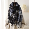Détail d'une écharpe en maille épaisse à carreaux avec franges douces et motif grille - 210x60cm (Franges comprises) / Bleu Marine (WT149-3)