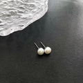 Pendientes de botón minimalistas de plata S925 con perlas blancas redondas y brillo - Mediano (0.4cm) / Blanco