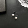 Elegantes pendientes minimalistas de perlas blancas de agua dulce con acabado plata s925 - Pequeño (0.25cm) / Blanco