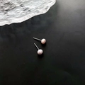 Pendientes minimalistas de plata s925 con perlas naturales de agua dulce rosa claro - Pequeño (0.25cm) / Púrpura