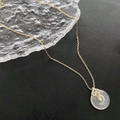Collier doré élégant avec pendentif rond blanc et fermoir coeur diamant étincelant - Collier Ping'an Kou (579#XK)