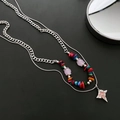 Zweilagige Halskette mit rosa Sternanhänger und bunten Edelsteinperlen auf schwarzem Grund - Doppelschichtiger Kreuz-Stern-Stil