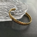 Eleganter goldener Armreif mit detailliertem Weizenähren-Textur-Muster-Finish - Gold