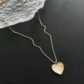 Collana cuore dorato con inserto in conchiglia bianca e dettaglio T su catena - Stile Cuore in Madreperla (01-G10)