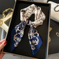 Sciarpa di seta barocca blu navy e beige con eleganti motivi floreali dorati - Blu navy