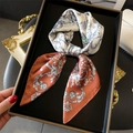Elegante foulard twilly in raso con stampa barocca nei colori arancio e blu grigio - Arancione