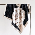 Vista dettagliata del foulard di raso con motivo floreale di camelia e consistenza setosa - Nero