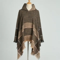 Dettaglio del poncho con cappuccio a quadri con frange e spessa trama a spina di pesce - Marrone