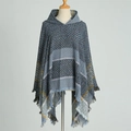 Détail d'un poncho à capuche bleu-gris avec motifs à chevrons et finitions à franges douces - Bleu