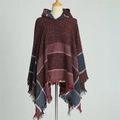 Détail du poncho à capuche avec motif à carreaux et finitions à franges douces - Bordeaux