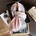 Schal aus Kaschmir-Imitat mit Farbverlauf in Rosa und Grau und Fransen modisch gestylt - Rosa