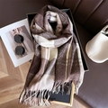 Dettaglio ravvicinato della sciarpa a quadri marrone morbida con frange e design chic - 208x61cm (Incluse Frange) / Caffè Cachi (WT167-4)