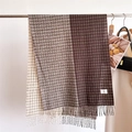 Détail de l'écharpe à carreaux tricolore avec franges et texture épaisse façon cachemire - Marron Foncé (WT168-6)