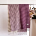 Détail d'une écharpe à carreaux color-block avec franges et texture douce type cachemire - Violet (WT168-5)