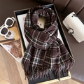 Dettaglio di sciarpa a quadri marrone caffè in cashmere con frange in set di moda - 200x65cm (frange incluse) / Marrone Scuro (WT152-6)