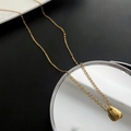 Elegante collana con ciondolo a doppia goccia in acciaio al titanio dorato lucido - Oro