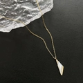 Collar minimalista de oro con colgante geométrico de nácar y detalles de circonita - Collar de Madreperla de Triángulo Oblicuo de Acero de Titanio (02-I 5)