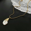 Elegante gouden verenhalsketting met iriserende parelmoer inleg en kleine zirkonia's - Titanium Staal Veer Choker Ketting (03-J9) / 40cm+5cm