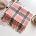 Dettaglio della sciarpa a quadri rosa e grigi con frange e basco alla moda - 200x65cm / Quadri Rosa e Grigio