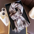 Dettaglio macro della sciarpa a quadri e frange su un vassoio elegante - 200x65cm / Quadri Grigio Caffè
