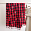 Écharpe classique à carreaux rouges et noirs avec franges sur un support minimaliste - Rouge