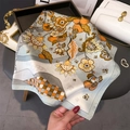 Dettaglio di un elegante foulard in seta con stampa floreale e motivi di agrumi arancio - Grigio