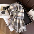Écharpe classique à carreaux et franges tons gris et beige pour la mode d'automne - Carreaux Blanc et Gris