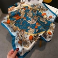 Dettaglio del foulard di seta blu pavone con stampe vintage di fiori e motivi a frutti - Blu