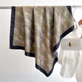 Dettaglio di un foulard in seta con stampa a nuvola e motivo camouflage verde con seta lucida - Verde Militare