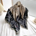 Elegante zijden sjaal van 90 cm met vintage bloemenprint gedrapeerd over kleding - 90x90cm / Legergroene Rand (FN225-3)