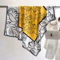 Detailopname van een zijden sjaal met bloemen en lotusprint op een metalen rekje - 90x90cm / Grijze Rand (FN225-4)