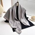 Elegante sciarpa in seta da 90 cm a pois grigi drappeggiata su un top nero chic - 90x90cm / Grigio (FN219-1)